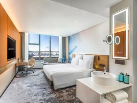 Minibar, una scrivania, postazione laptop, tende oscuranti