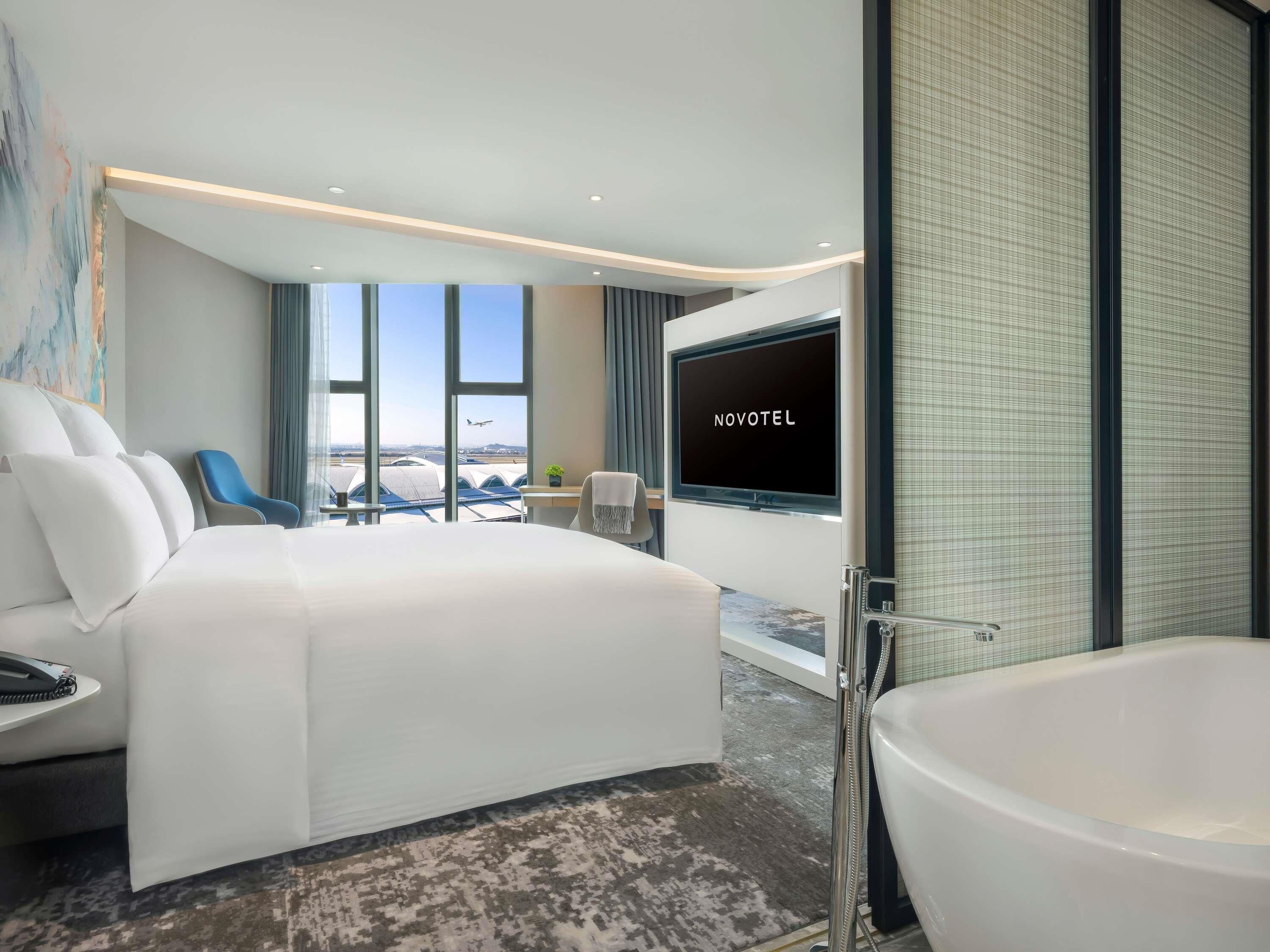 Standard Suite, 1 King Bed | Minibar, desk, laptop workspace, blackout drapes