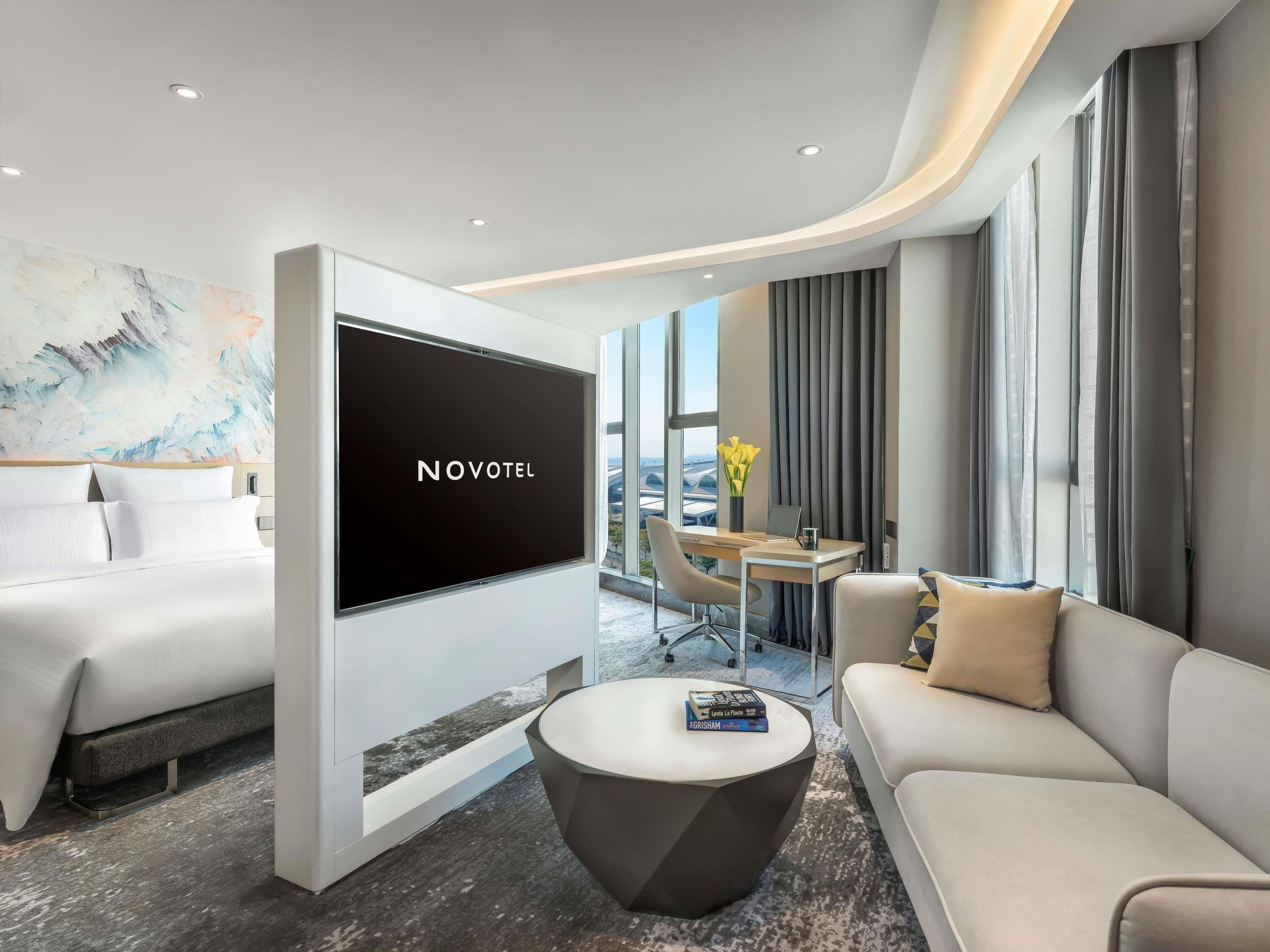 Suite Standard, 1 letto king | Minibar, una scrivania, postazione laptop, tende oscuranti
