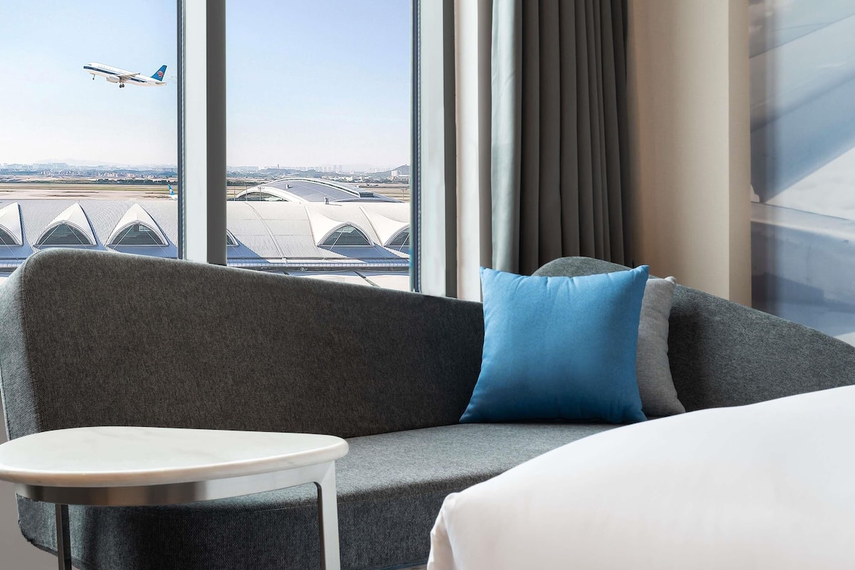 standard room, 1 king bed | 1 bedroom, minibar, desk, laptop workspace