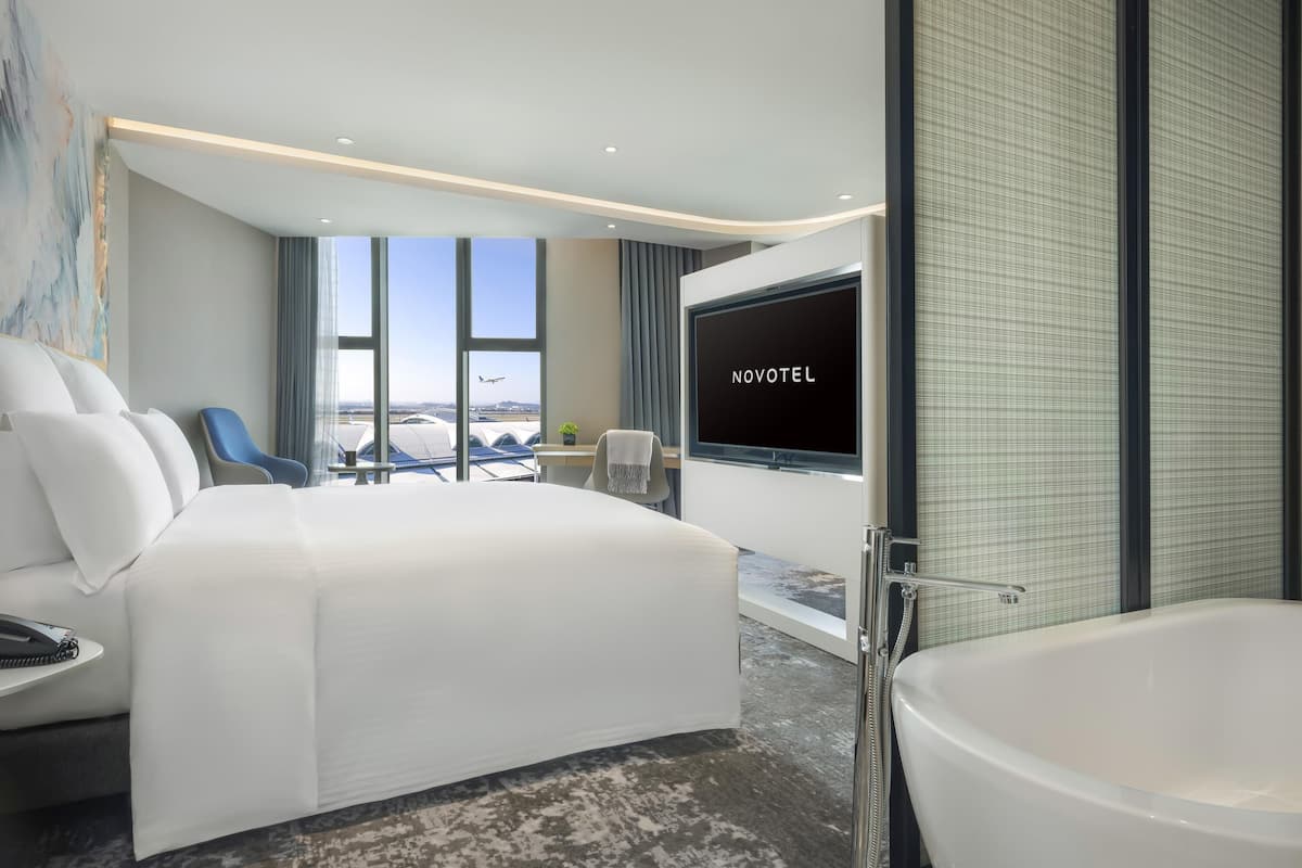 standard suite, 1 king bed | 1 bedroom, minibar, desk, laptop workspace