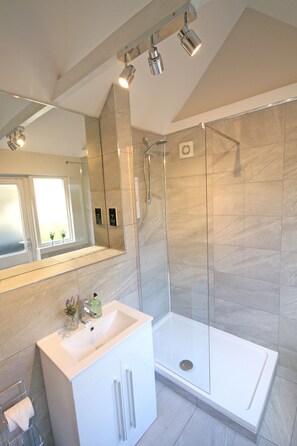 Douche, sèche-cheveux, serviettes fournies, savon