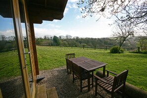 Outdoor dining - Yealm Cabin is a self catering log cabin in Devon with Hot Tub, South Hams, UK. (Yealmpton)