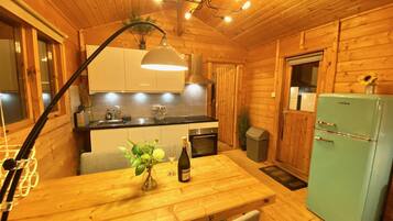 Refrigerador, horno, placa de cocina, tetera/pava eléctrica