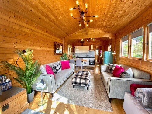 Yealm Cabin is a self catering log cabin in Devon with Hot Tub, South Hams, UK.
