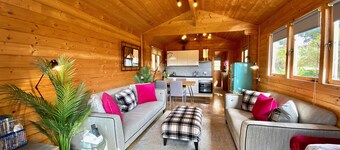Yealm Cabin is a self catering log cabin in Devon with Hot Tub, South Hams, UK.