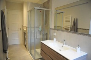 Dusche, Haartrockner, Bidet, Handtücher