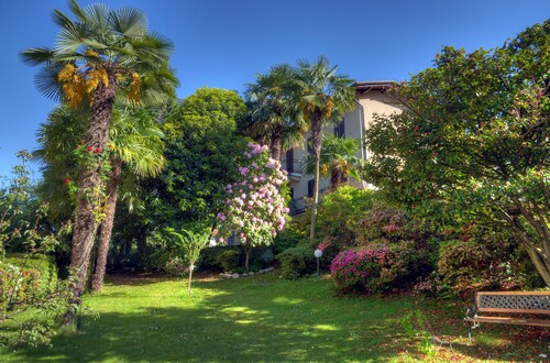 Peaceful Apartment with balcony, Garden And Lake View