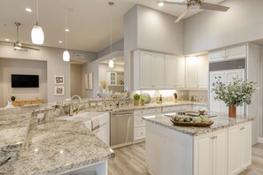 Fridge, microwave, oven, stovetop - Sunridge by AvantStay | Glorious Estate w/ Pool, Hot Tub, Ping Pong & Pool Table (Scottsdale)