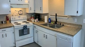 Een koelkast, een magnetron, een oven, een kookplaat