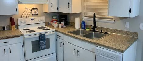 ثلاجة، ميكروويف، فرن، موقد طهي مسطح