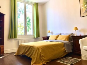 1 habitación, tabla de planchar con plancha y cuna de viaje
