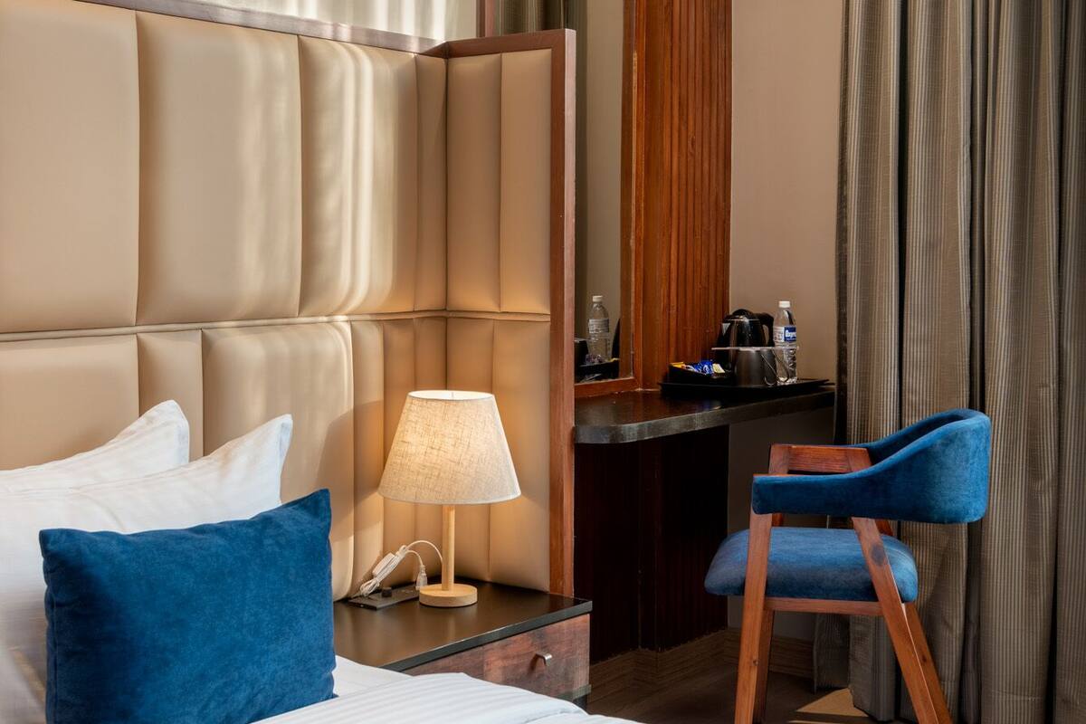 Phòng đôi Deluxe | Bộ đồ giường cao cấp, minibar, két bảo mật tại phòng, bàn 