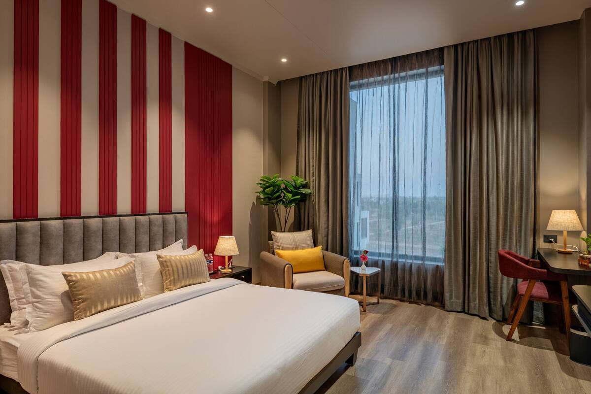 Bộ đồ giường cao cấp, minibar, két bảo mật tại phòng, bàn 