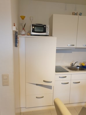 Refrigerador, parrilla de estufa, lavavajillas y tetera eléctrica 