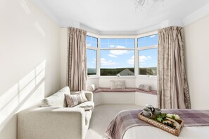 4 bedrooms, iron/ironing board, travel crib, free WiFi - Family Home By The Sea (Paignton)