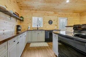 Fridge, microwave, oven, stovetop - Deerberry Ridge (Hocking Hills Area) (Rockbridge)