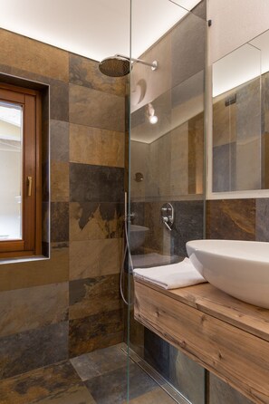 Ducha, artículos de tocador gratuitos, secador de pelo, bidet
