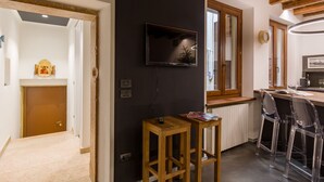 Una cocina moderna con encimera de madera, horno integrado y una ventana grande.