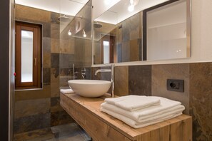 Apartamento design | Banheiro | Chuveiro, produtos de toalete grátis, secador de cabelo, bidê