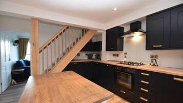 Cottage Comfort | Dapur pribadi | Lemari es, ketel listrik, dan meja makan