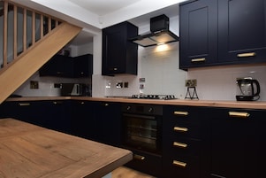 Comfort Cottage | Shared kitchen | Fridge, electric kettle, dining tables