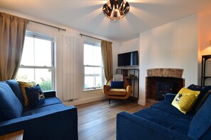 舒适村舍 | 客厅 | 32-英寸智能电视 (配备数码频道)、电视