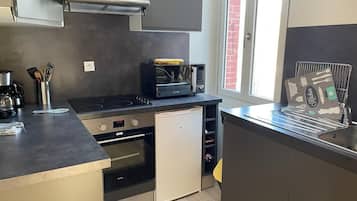 Een koelkast, een microgolfoven, een oven, een kookplaat