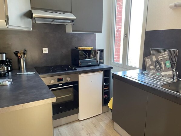 Fridge, microwave, oven, stovetop