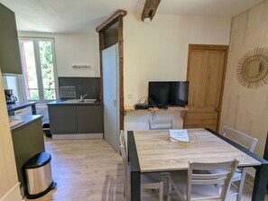 Dining - L'ETERLOU in a charming property in the heart of the Source-Bleue area (Montperreux)