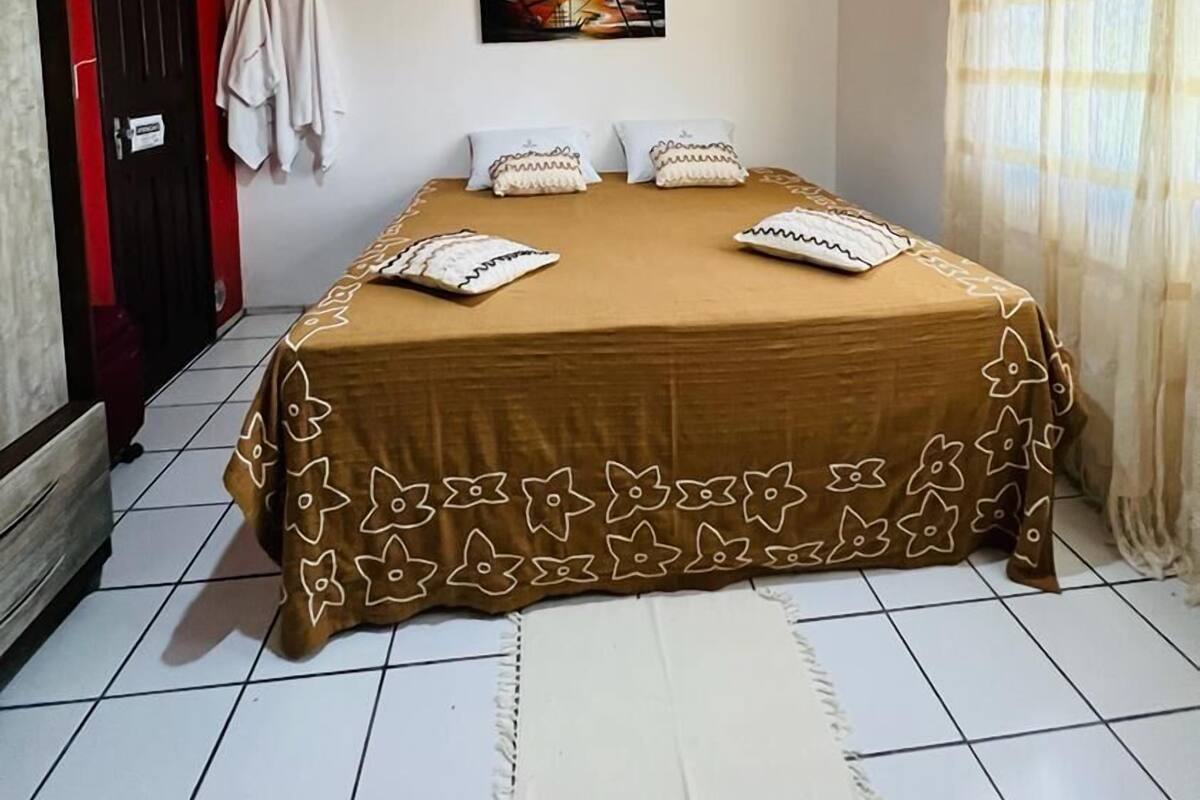 Minibar, free WiFi, bed sheets