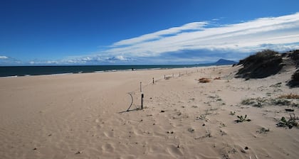 Strandnahes Ferienhaus mit privatem Pool, Klimaanlage, Internet