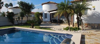 Wonderful beachnear Holiday villa with private pool and barbecue place