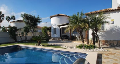 Wundervolle strandnahe Ferienvilla mit privatem Pool, Klimaanlage, Internet