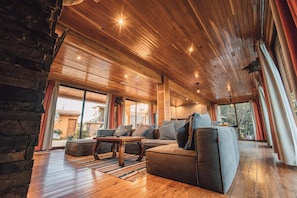 Chalé panorâmico, 3 quartos, lareira, vista para a montanha | Área de estar | TV de tela plana 40 polegadas com canais digitais, lareira, Netflix