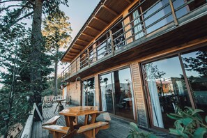 شاليه بانوراما - ٣ غرف نوم - بمدفأة - منظر للجبل | شرفة/رواق