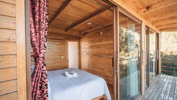 Panoramic Chalet, 3 Bedrooms, Fireplace, Mountain View