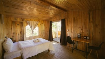 Cabin phong cách cổ điển, 1 giường cỡ queen, hiên, cạnh núi | 3 phòng ngủ, trang trí khác biệt, khu vực làm việc phù hợp cho laptop