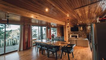 Chalet panorámico, 3 habitaciones, chimenea, vista a la montaña | Cocina privada | Cafetera y tetera