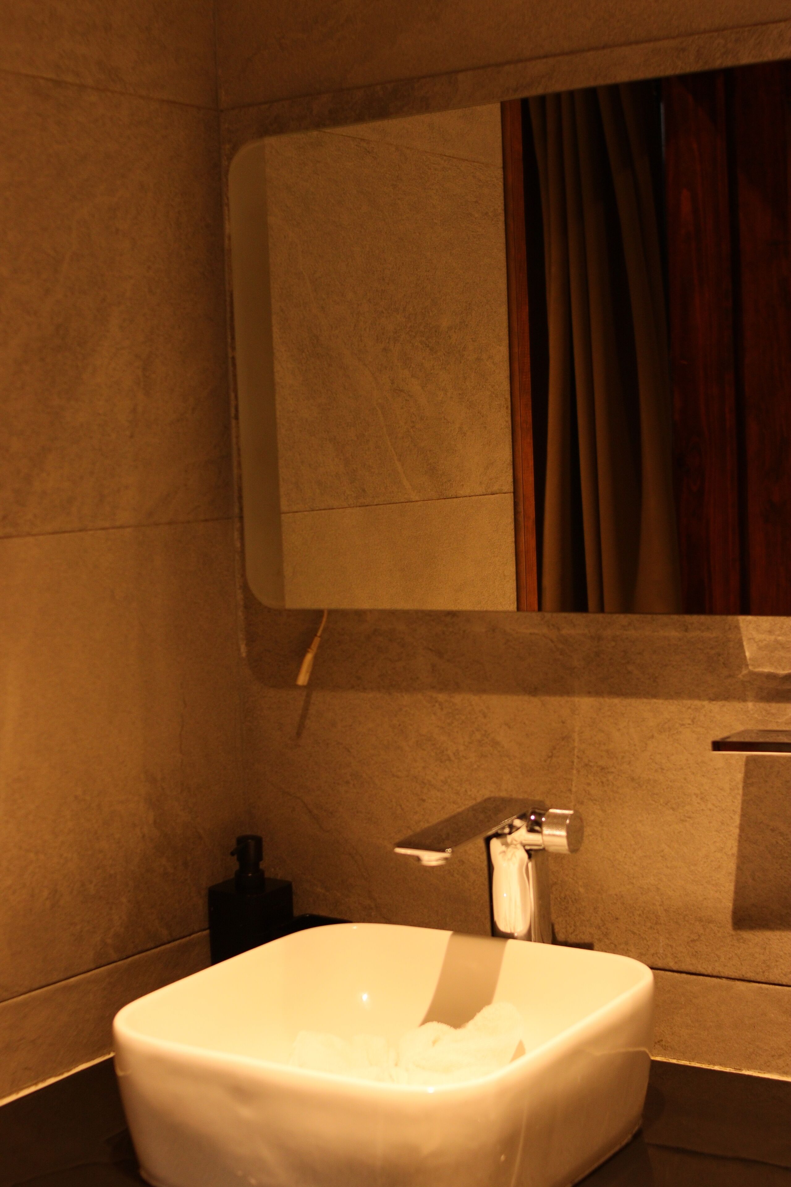 Un baño con bañera, toallero y espejo.