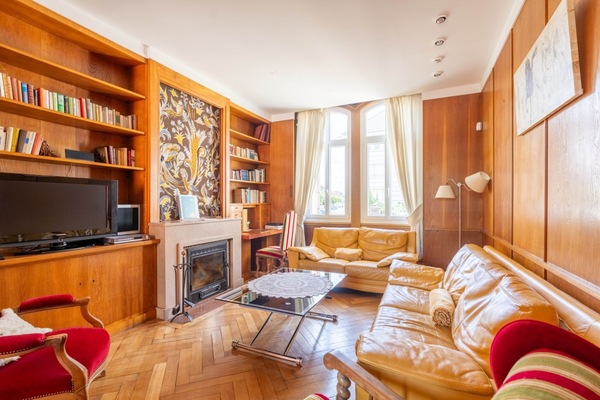 Televisión, chimenea, reproductor de DVD, mesa de ping pong