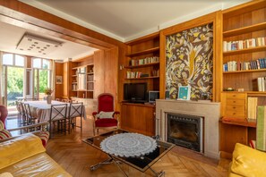 TV, fireplace, DVD player, ping pong