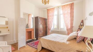 7 bedrooms, desk, iron/ironing board, free WiFi