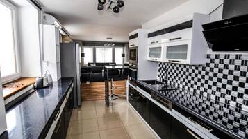 House | 6 bedrooms, WiFi
