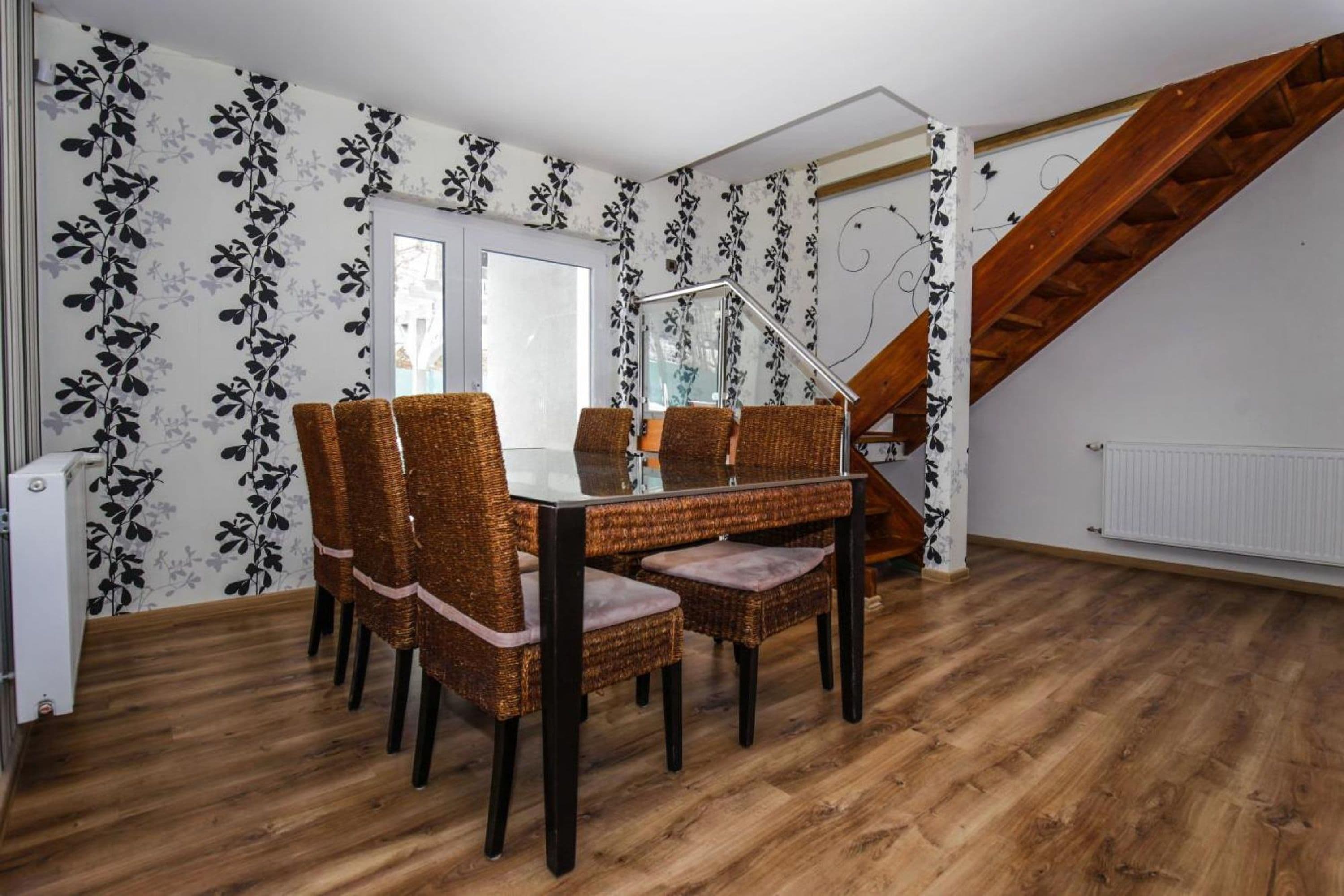 House | 6 bedrooms, WiFi