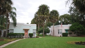 A residential area with two light-colored houses, each with a front porch and a small lawn. - Lakeside - Lake Davis Art Deco Cottage 5C (Orlando)