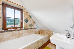 Villa | Bathroom | Combined shower/bathtub