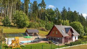 A cabin with a large deck, a swimming pool, and a playground. - Villa Pool Stupna Ksf095 (Vidochov)