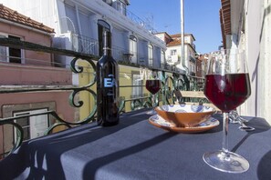 Enjoy a romantic dinner for two on this charming urban terrace with a view.