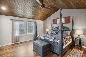 6 Schlafzimmer, Schreibtisch, Bügeleisen/Bügelbrett, Reisekinderbett